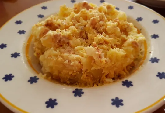 Mashed potatoes with tuna and egg recipe - FoodsDiary